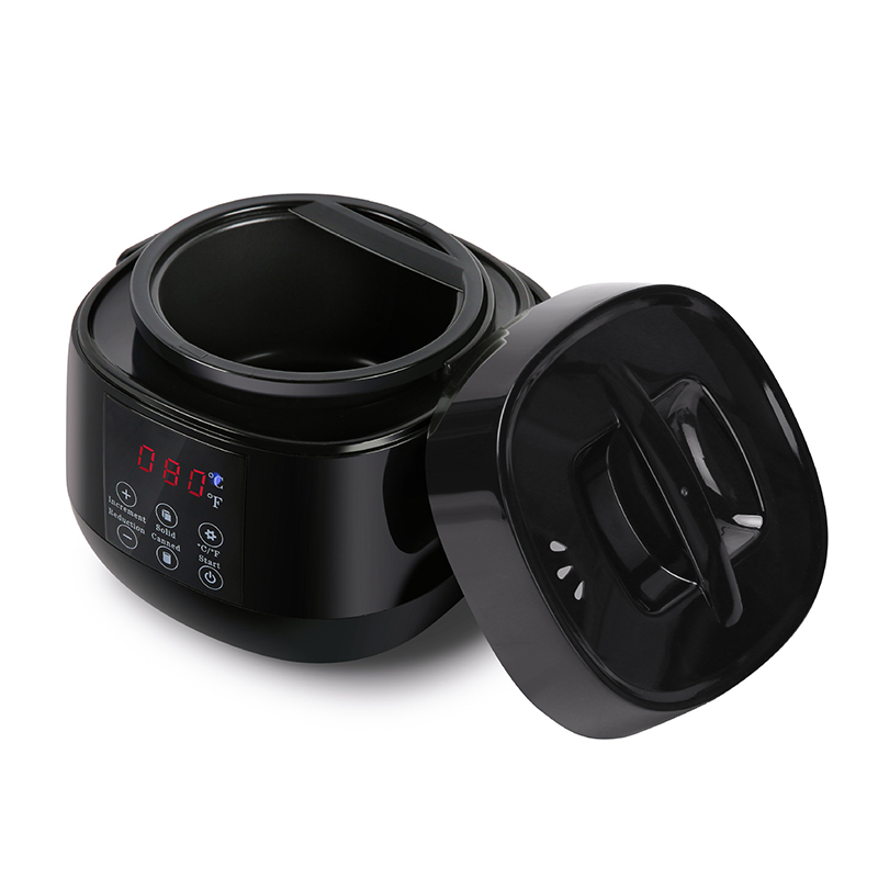 Небольшая воскоплавильница с черной ручкой.